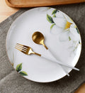 Assiette en bone china 10 pouces avec bordure dorée - Assiette de service motif floral pour buffet et repas - Cuisine Chez Nadine