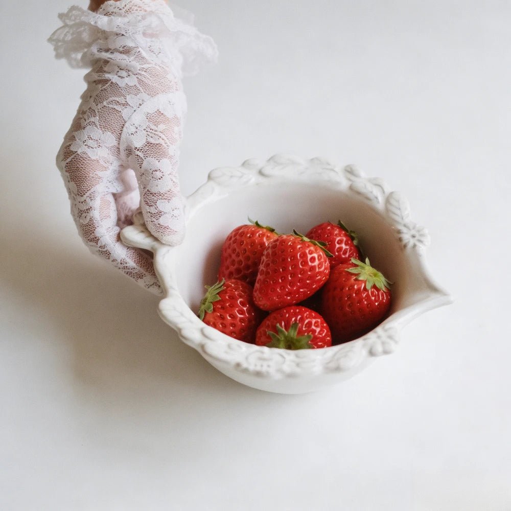 Assiette en porcelaine vintage française délicate et élégante avec dentelle en relief - Cuisine Chez Nadine