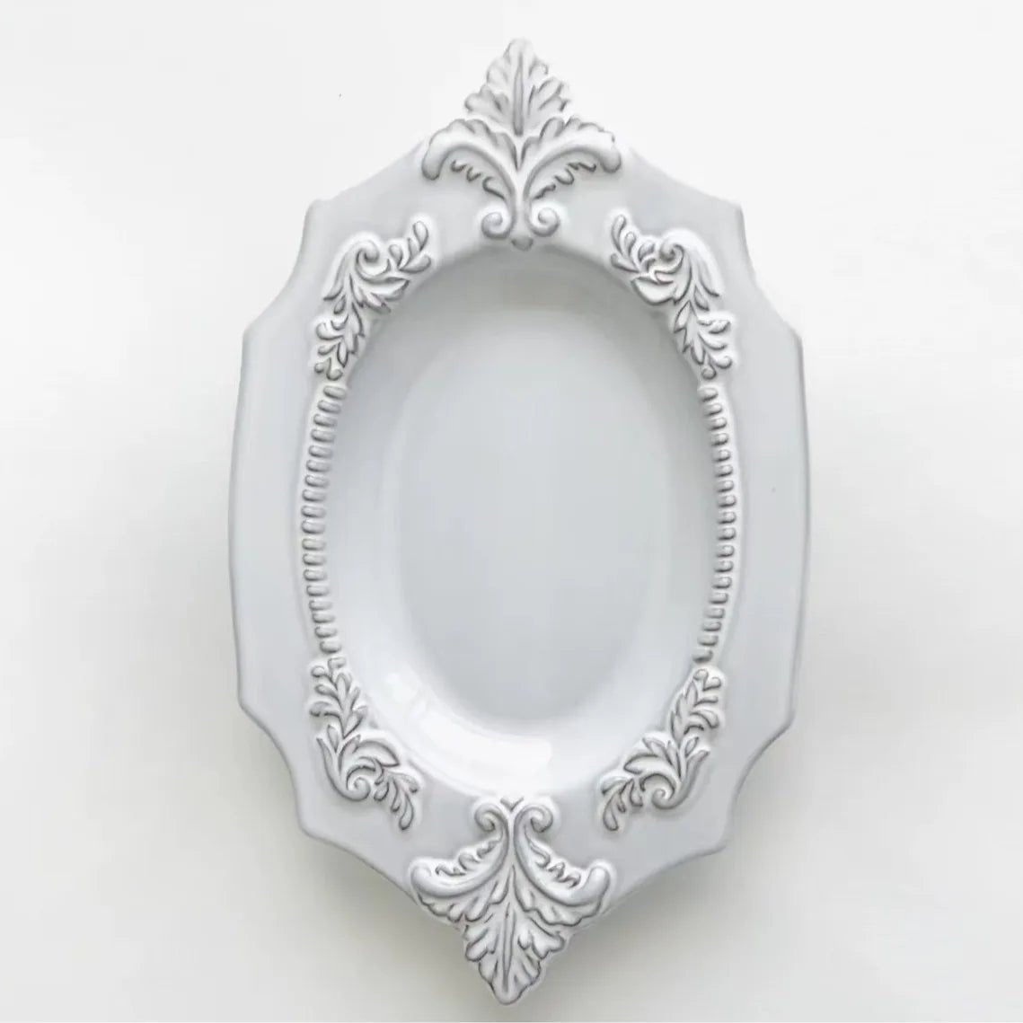 Assiette en porcelaine vintage française délicate et élégante avec dentelle en relief - Cuisine Chez Nadine