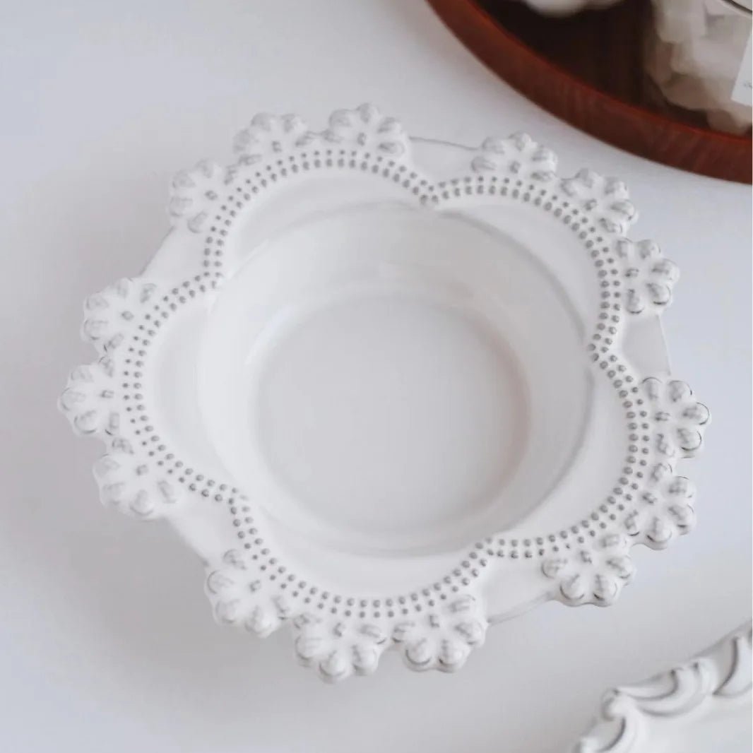 Assiette en porcelaine vintage française délicate et élégante avec dentelle en relief - Cuisine Chez Nadine