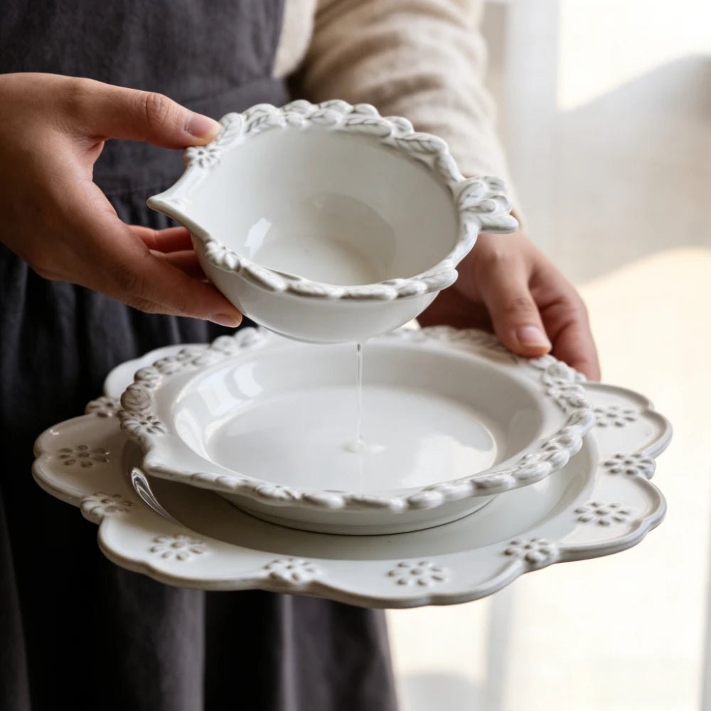 Assiette en porcelaine vintage française délicate et élégante avec dentelle en relief - Cuisine Chez Nadine