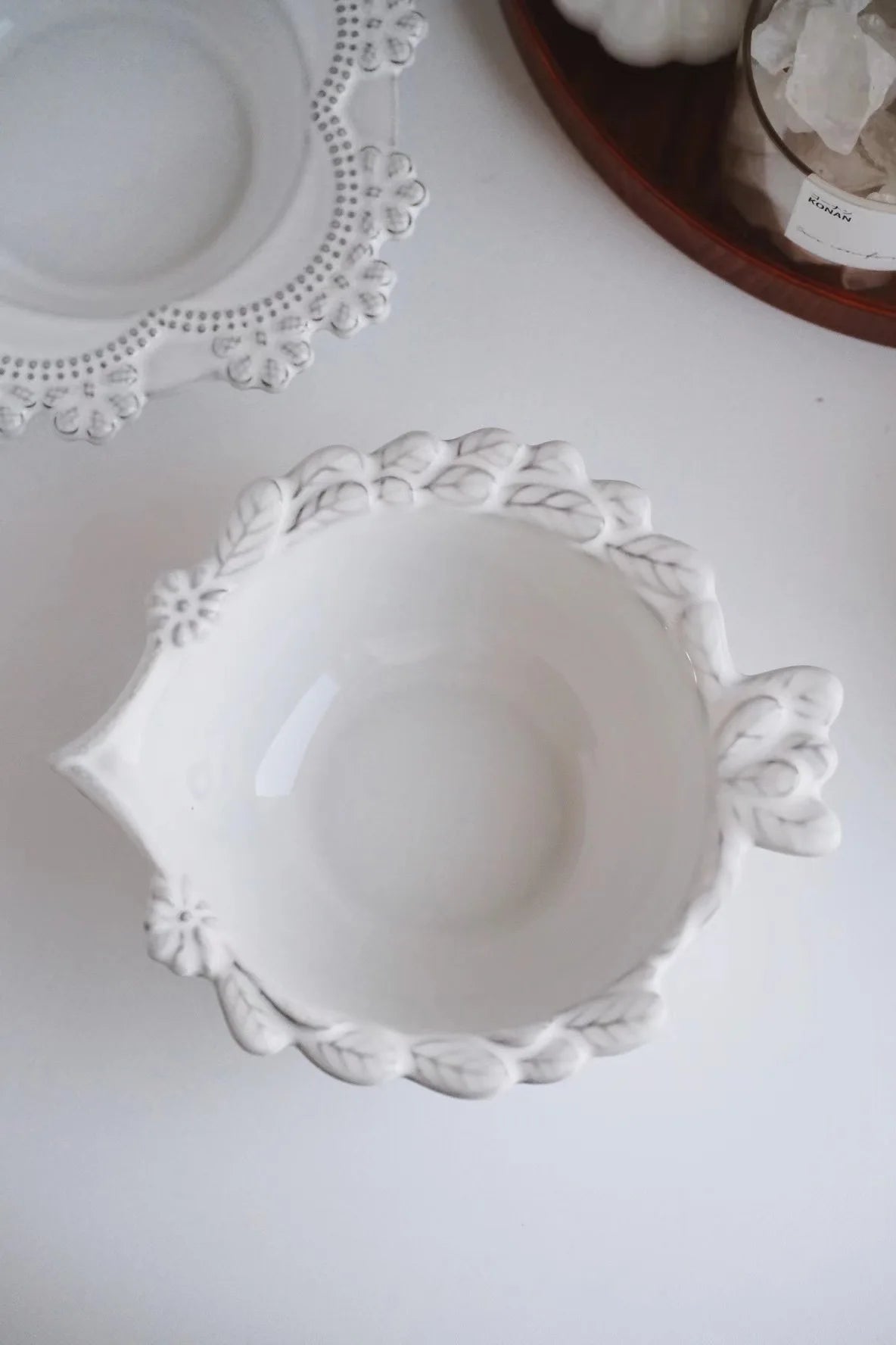 Assiette en porcelaine vintage française délicate et élégante avec dentelle en relief - Cuisine Chez Nadine