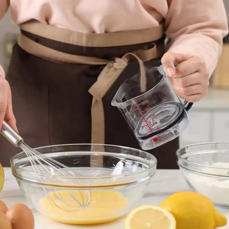 Cuillère à Mesurer Ajustable avec Racloir Intégré - Outil de Cuisine Polyvalent pour Pâtisserie - Cuisine Chez Nadine