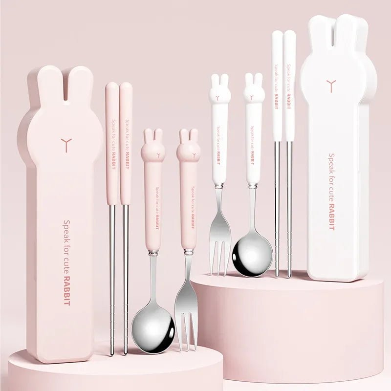 Ensemble Couverts Portables avec Étui Cartoon - Fourchette, Cuillère et Baguettes en Acier Inoxydable Réutilisables pour Voyage - Cuisine Chez Nadine