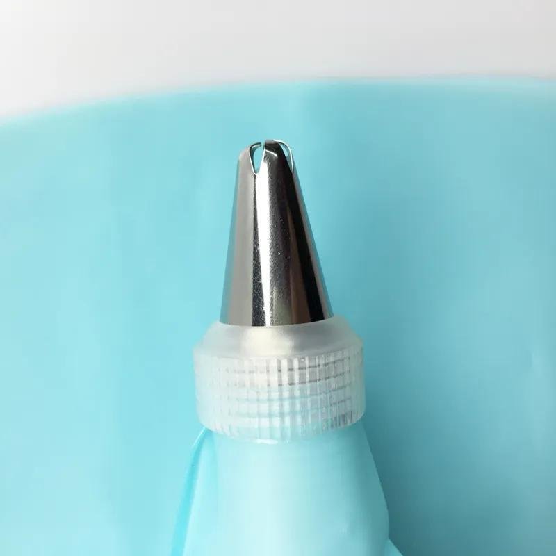 Ensemble de 8 poches à douille en silicone avec 6 embouts en acier inoxydable - Kit de décoration de gâteaux - Cuisine Chez Nadine