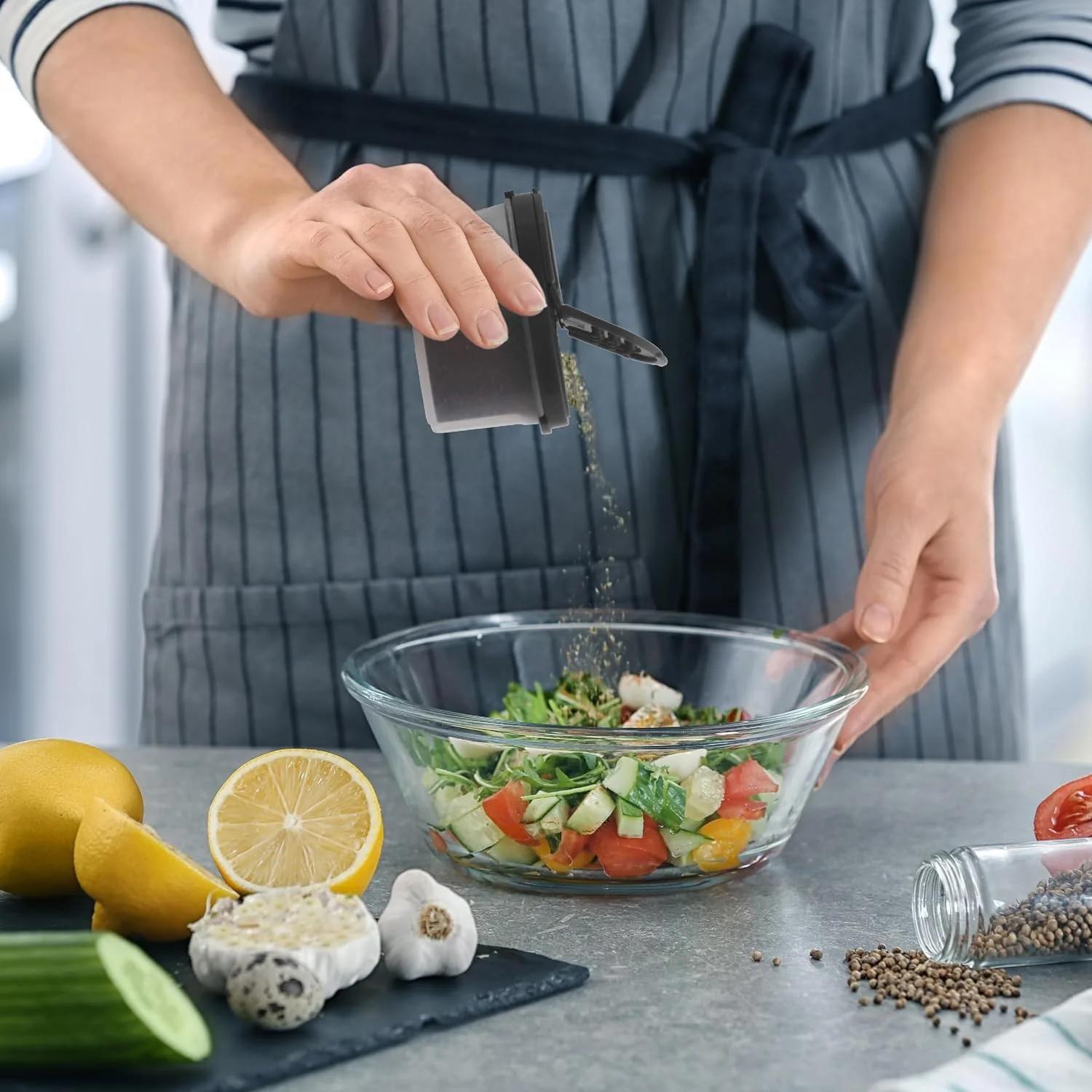 Ensemble de 8 pots à épices SIGNORA WARE hermétiques avec couvercles double fonction - Cuisine Chez Nadine