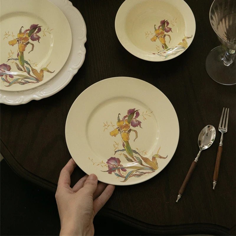 Ensemble de vaisselle en céramique motif iris français - Assiettes, bols à soupe et dessert pour cuisine gastronomique - Cuisine Chez Nadine