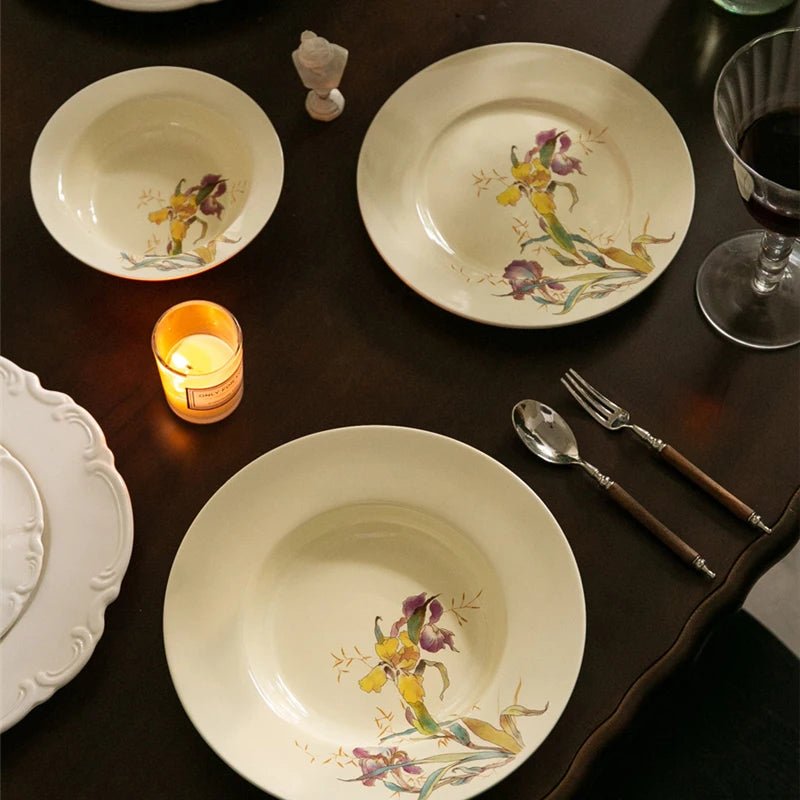 Ensemble de vaisselle en céramique motif iris français - Assiettes, bols à soupe et dessert pour cuisine gastronomique - Cuisine Chez Nadine