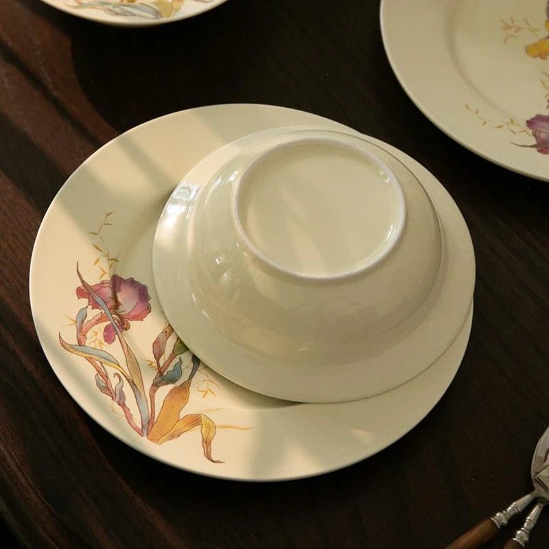 Ensemble de vaisselle en céramique motif iris français - Assiettes, bols à soupe et dessert pour cuisine gastronomique - Cuisine Chez Nadine