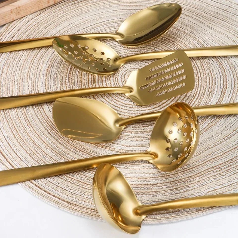 Ensemble d'Ustensiles de Cuisine en Acier Inoxydable - 6 Pièces Doré Style Coréen avec Spatule, Cuillères à Soupe et Fondue - Cuisine Chez Nadine