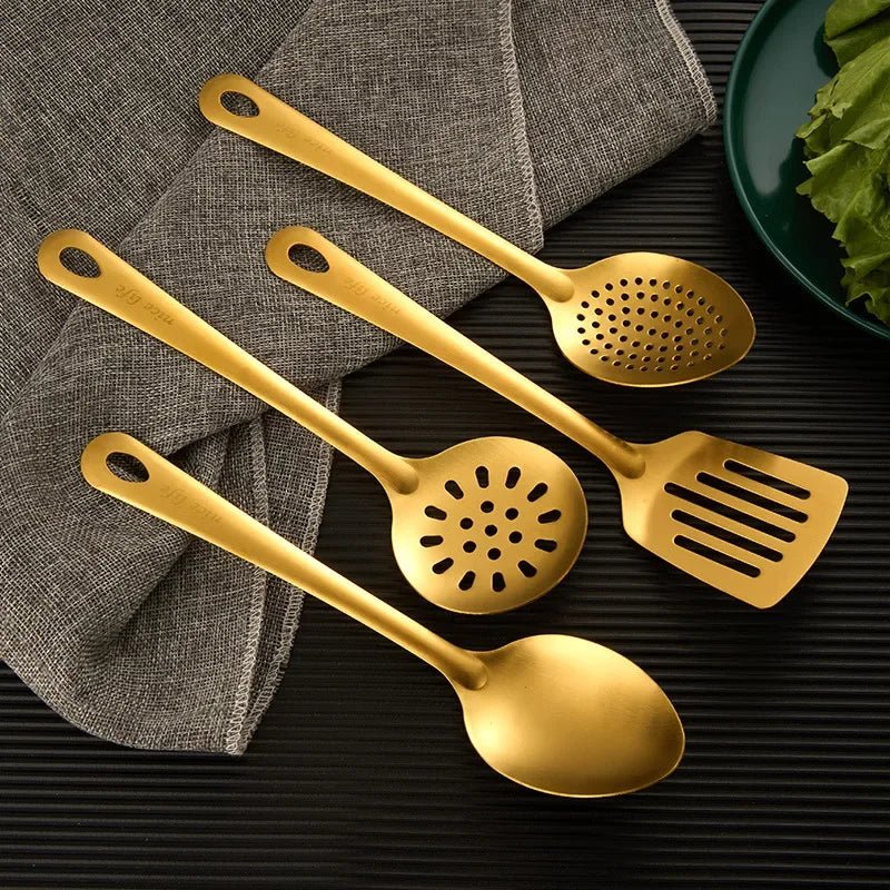 Ensemble d'Ustensiles de Cuisine en Acier Inoxydable - 6 Pièces Doré Style Coréen avec Spatule, Cuillères à Soupe et Fondue - Cuisine Chez Nadine