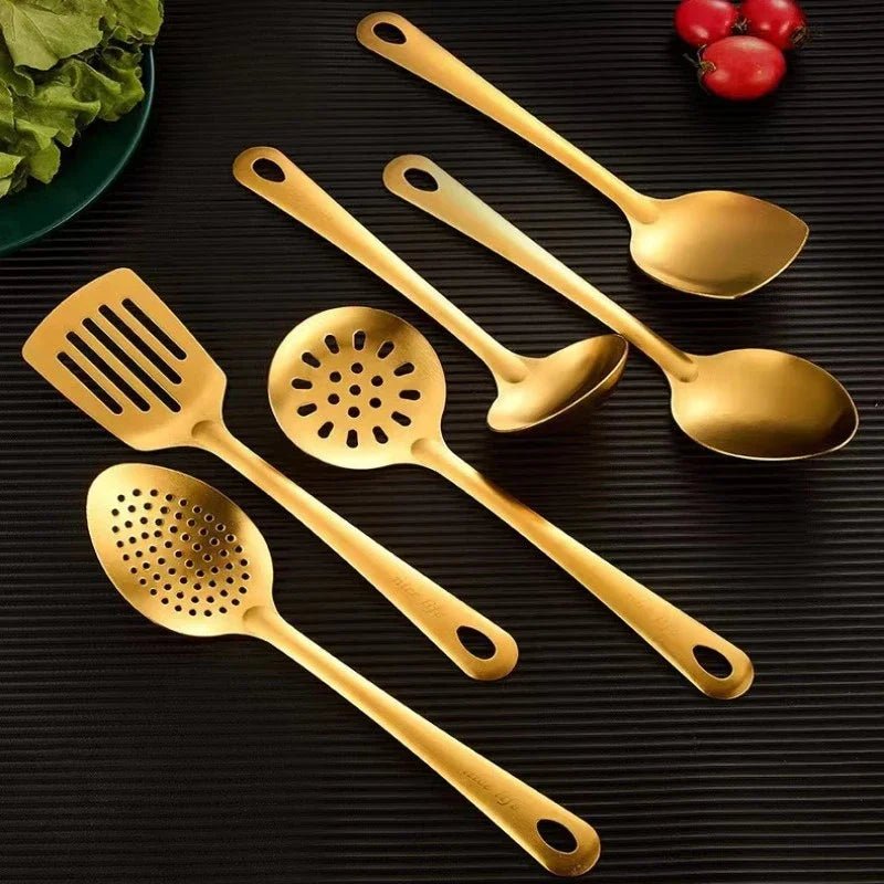 Ensemble d'Ustensiles de Cuisine en Acier Inoxydable - 6 Pièces Doré Style Coréen avec Spatule, Cuillères à Soupe et Fondue - Cuisine Chez Nadine