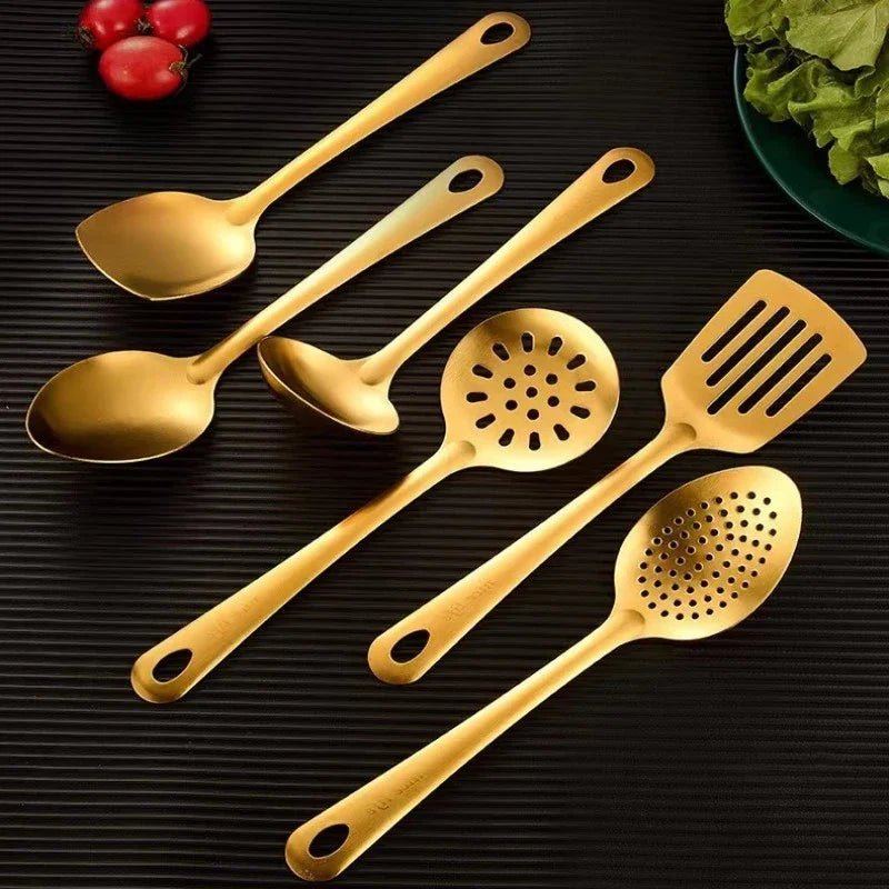 Ensemble d'Ustensiles de Cuisine en Acier Inoxydable - 6 Pièces Doré Style Coréen avec Spatule, Cuillères à Soupe et Fondue - Cuisine Chez Nadine