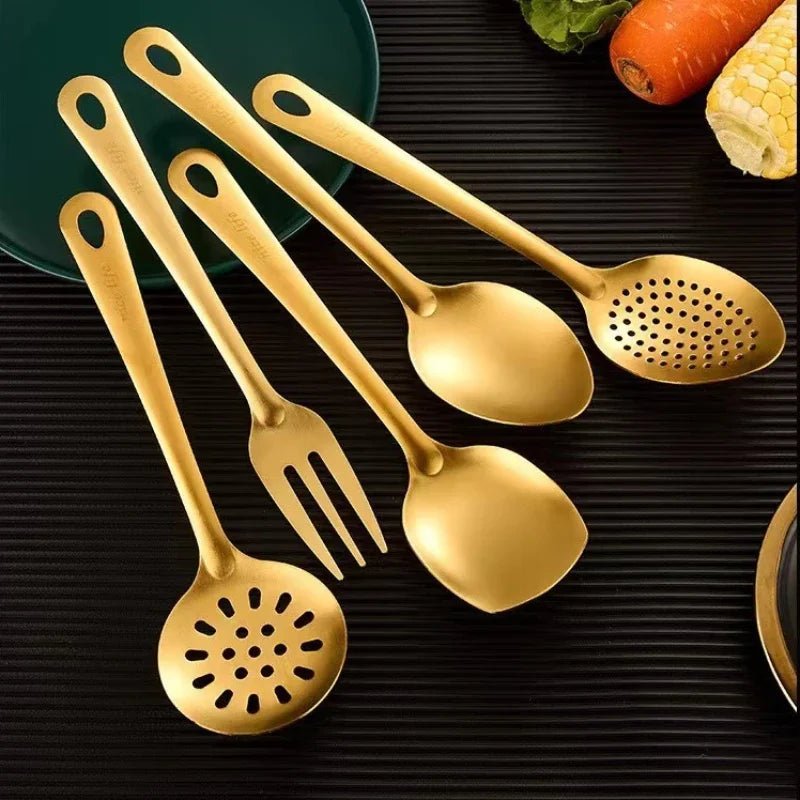 Ensemble d'Ustensiles de Cuisine en Acier Inoxydable - 6 Pièces Doré Style Coréen avec Spatule, Cuillères à Soupe et Fondue - Cuisine Chez Nadine