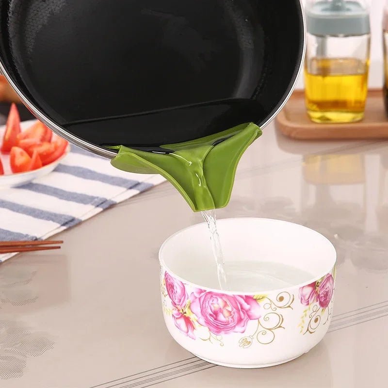 Entonnoir de Cuisine en Silicone avec Bord Anti - Éclaboussures et Bec Verseur - Outil de Versement Anti - Renversement - Cuisine Chez Nadine