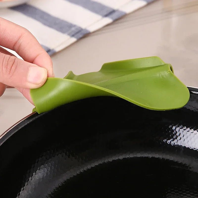 Entonnoir de Cuisine en Silicone avec Bord Anti - Éclaboussures et Bec Verseur - Outil de Versement Anti - Renversement - Cuisine Chez Nadine