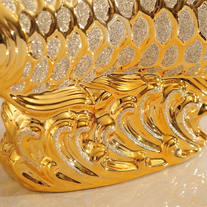 Figurine Décorative en Céramique Poisson Arowana Doré - Objet d'Art pour Décoration Maison et Mariage - Cuisine Chez Nadine