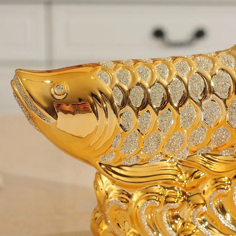 Figurine Décorative en Céramique Poisson Arowana Doré - Objet d'Art pour Décoration Maison et Mariage - Cuisine Chez Nadine