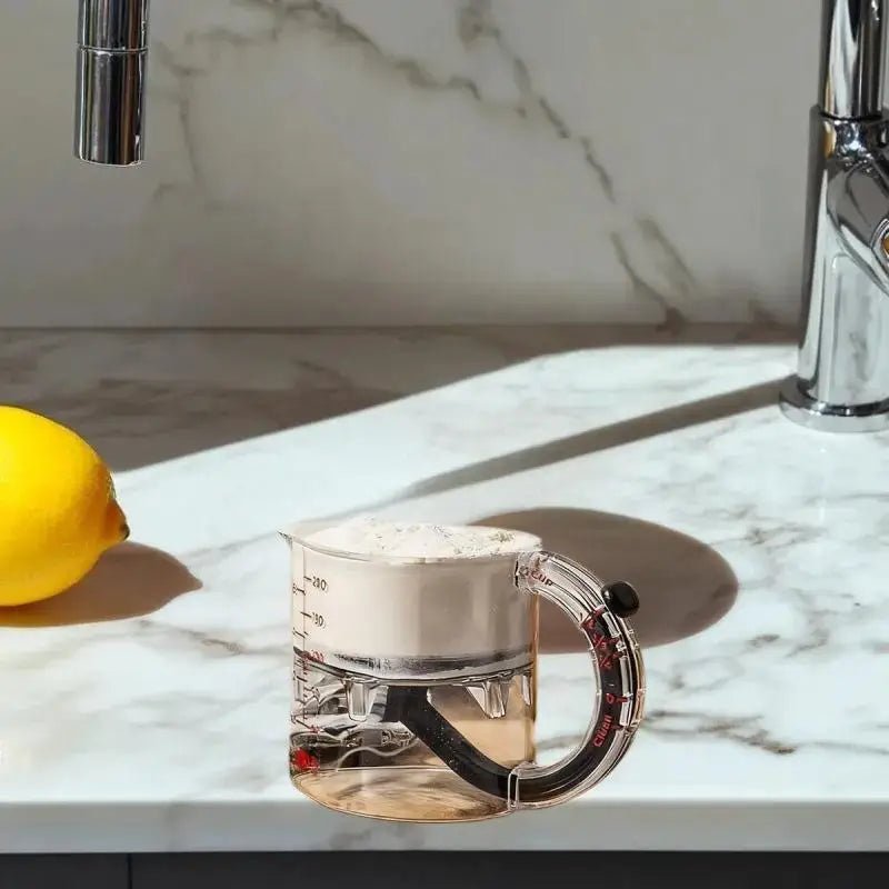 Tasse à Mesurer Ajustable en Verre avec Raclette Intégrée - Outil de Cuisine Essentiel pour Toutes Préparations - Cuisine Chez Nadine