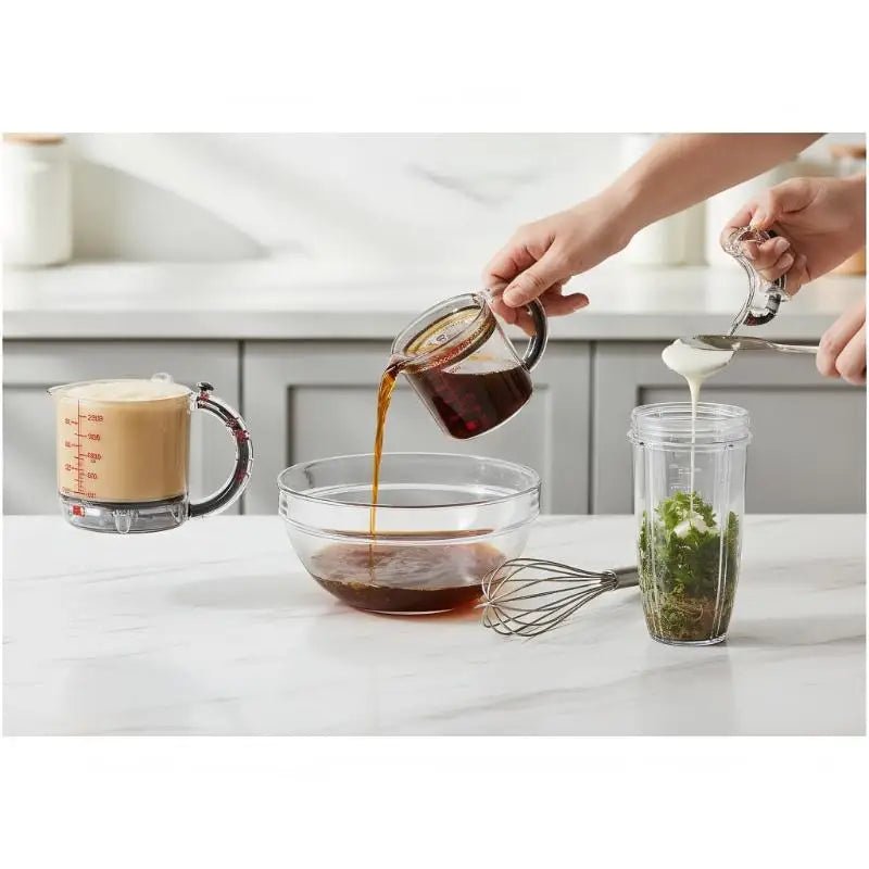 Tasse à Mesurer Ajustable en Verre avec Raclette Intégrée - Outil de Cuisine Essentiel pour Toutes Préparations - Cuisine Chez Nadine