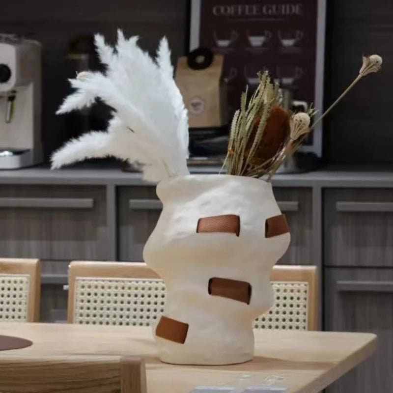 Vase décoratif moderne en résine beige - Pièce maîtresse élégante pour table et bureau - Cuisine Chez Nadine