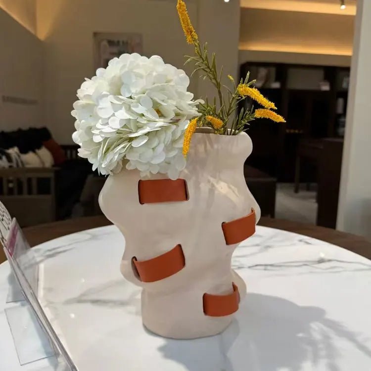Vase décoratif moderne en résine beige - Pièce maîtresse élégante pour table et bureau - Cuisine Chez Nadine
